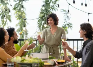 grupo de amigos reunidos numa área gourmet para confraternização