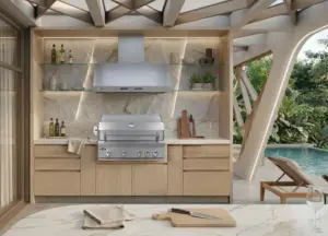 Churrasqueira a gás embutida em área gourmet sofisticada com coifa inox e marcenaria clara integrada ao ambiente externo com piscina