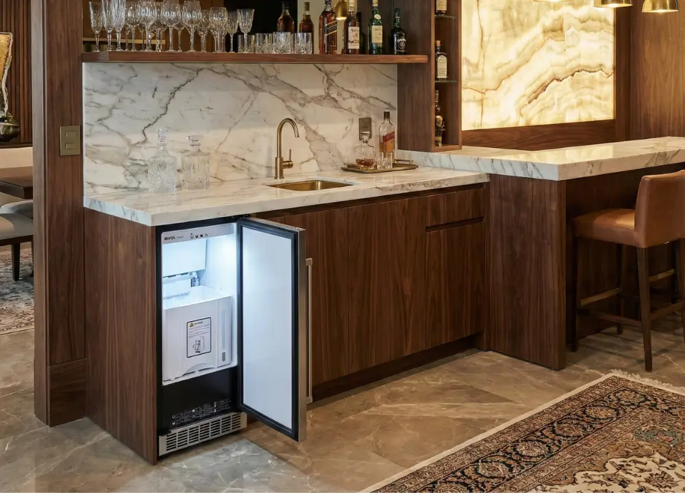 Ice maker embutido em área gourmet com marcenaria em madeira, bancada em mármore e espaço integrado para preparo de bebidas