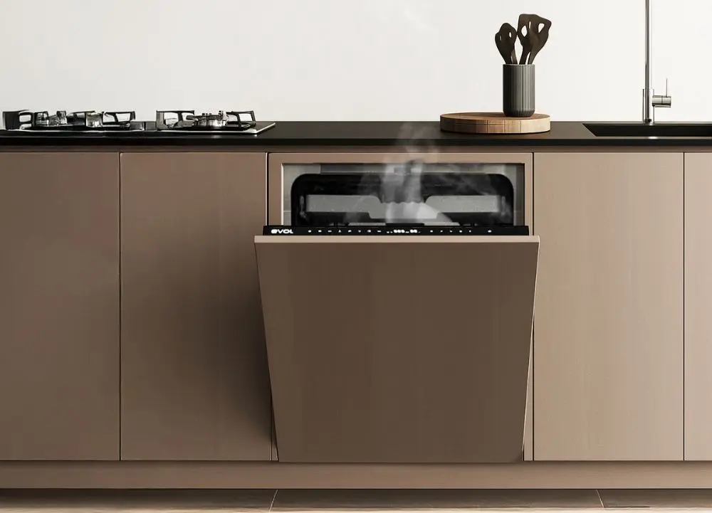 Lava-louças embutida na marcenaria com porta aberta liberando vapor, integrada a cozinha planejada com cooktop e bancada moderna.