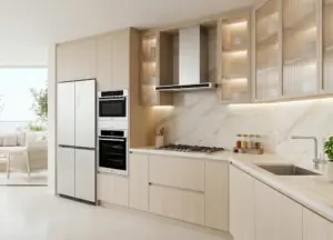 Torre quente na cozinha planejada com forno elétrico e micro-ondas embutidos integrados à marcenaria clara e cozinha moderna de alto padrão.