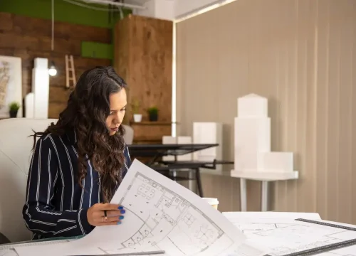 arquiteta-jovem-que-controla-os-esbocos-projeto-imobiliario-local-de-trabalho-aconchegante