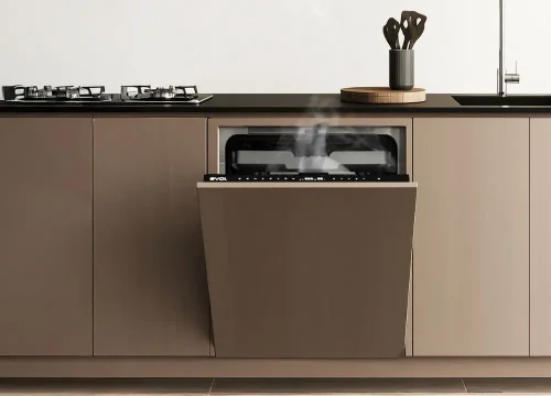 Lava-louças embutida na marcenaria com porta aberta liberando vapor, integrada a cozinha planejada com cooktop e bancada moderna.