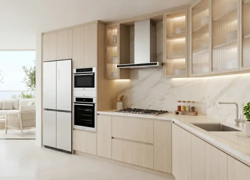 Torre quente na cozinha planejada com forno elétrico e micro-ondas embutidos integrados à marcenaria clara e cozinha moderna de alto padrão.